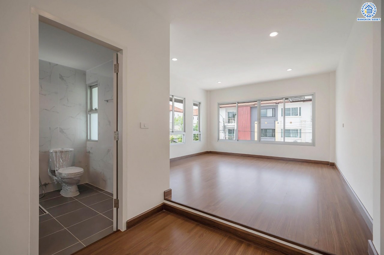 บ้านมือสองตกแต่งใหม่ โครงการ ศุภาลัยพาร์ควิลล์2 พหลโยธิน48 เนื้อที่ 71.6 ตร.ว. ฟังก์ชัน 3 ห้องนอน 4 ห้องน้ำ 1 ห้องแม่บ้าน จอดรถได้ 2 คัน บนทำเลเดินทางสะดวกเชื่อมต่อถนนสายไหม, ถนนลำลูกกา, ถนนพหลโยธิน ใกล้รถไฟฟ้าสายสีเขียว "สถานีสายหยุด" และทางด่วน "ฉลองรัช"